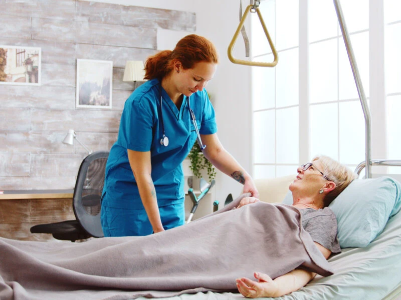 Intensivpflege-WG oder Pflegeheim? Die richtige Entscheidung für Ihre Angehörigen