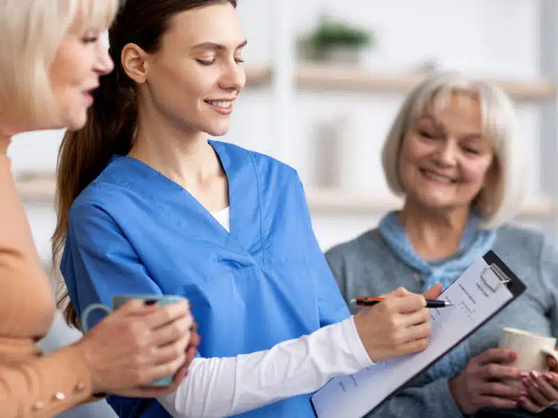 Pflegende Angehörige entlasten: 7 konkrete Hilfsangebote